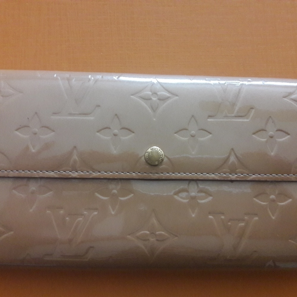 nude vernis LV wallet